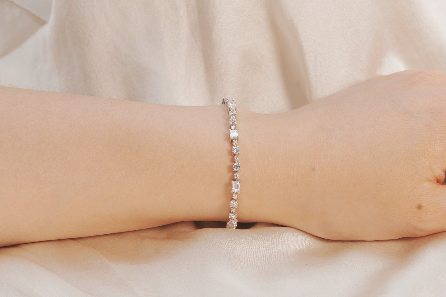 Emerald and Round alternating Line Bracelet